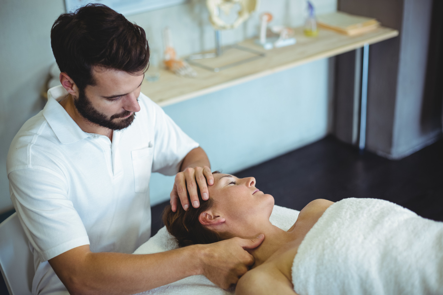 Hypnotherapist guiding a relaxed client during a New York session