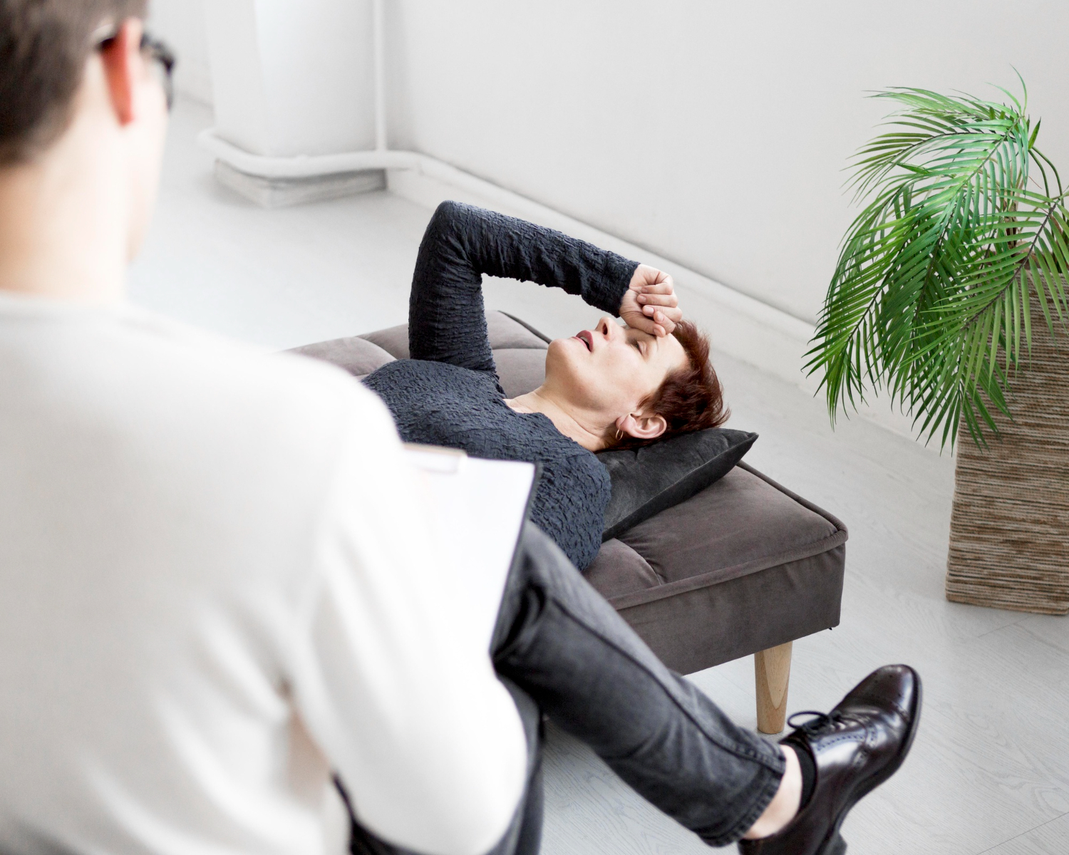 Hypnotherapist guiding a relaxed client during a hypnosis therapy NYC session