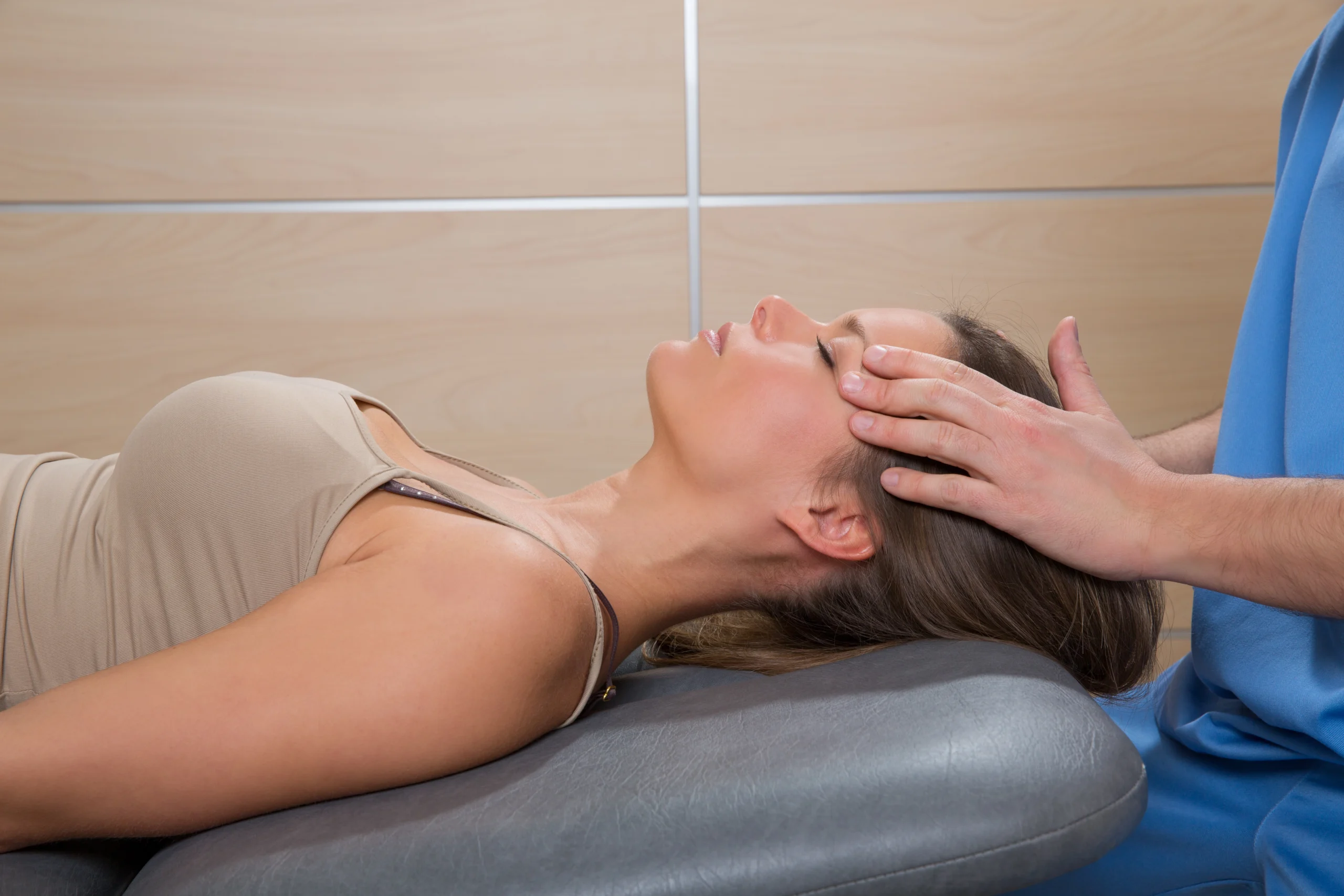 Best hypnotist NYC helping a relaxed client during a calming hypnotherapy session